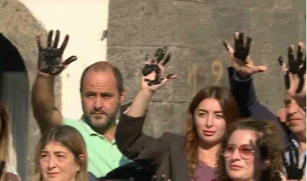 Il grido di Porta Capuana: “Basta degrado e violenza”. Residenti e commercianti scendono in piazza