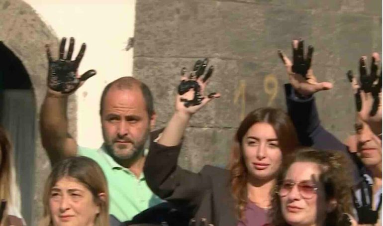 Il grido di Porta Capuana: “Basta degrado e violenza”. Residenti e commercianti scendono in piazza