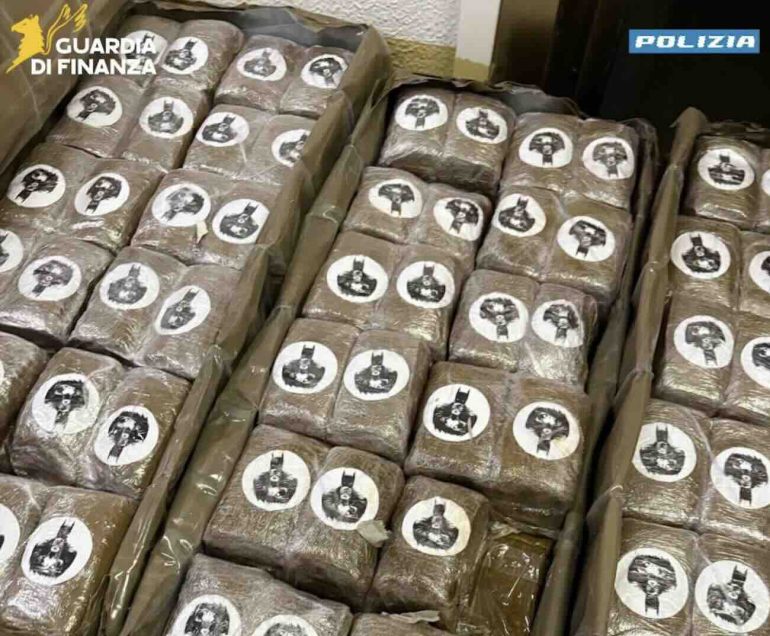 Inseguimento in mare e sequestro di 670 chilogrammi di hashish con il marchio Batman