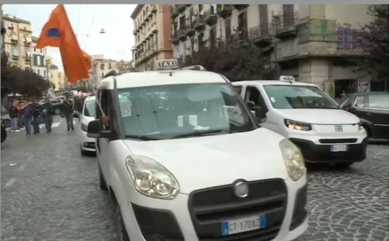 Lancio di uova contro auto Ncc a Napoli durante lo sciopero dei taxi