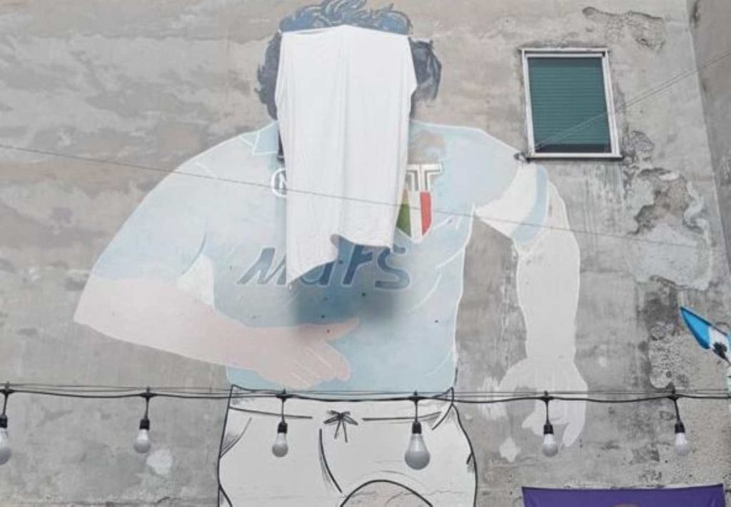 Largo Maradona, la protesta dei commercianti: il murales coperto dopo il blitz della Municipale