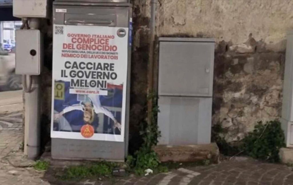 Manifesti con Meloni a testa in giù a Castellammare: i Carc rivendicano l’affissione e scoppia la polemica
