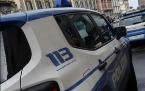 Materdei, blitz antidroga in un’abitazione: tre arresti dopo un’aggressione agli agenti