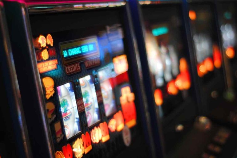 Napoli, 16enne sorpreso alle slot a Fuorigrotta: sanzionato il titolare della sala giochi