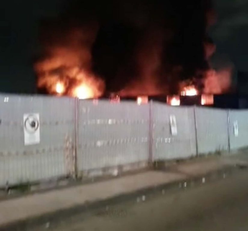 Maxi incendio a Ponticelli: allarme nube tossica