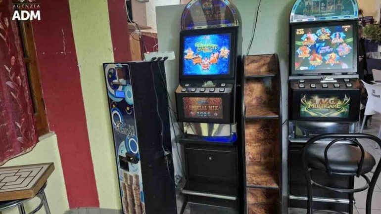 Maxisequestro di slot machine illegali tra Campania e Abruzzo: scoperte schede truccate per evadere il fisco