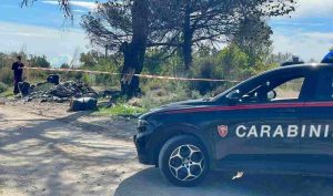 Mondragone, scoperti rifiuti tossici lungo Viale dei Laghetti: area sequestrata dai carabinieri