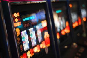 Napoli, 16enne sorpreso alle slot a Fuorigrotta: sanzionato il titolare della sala giochi