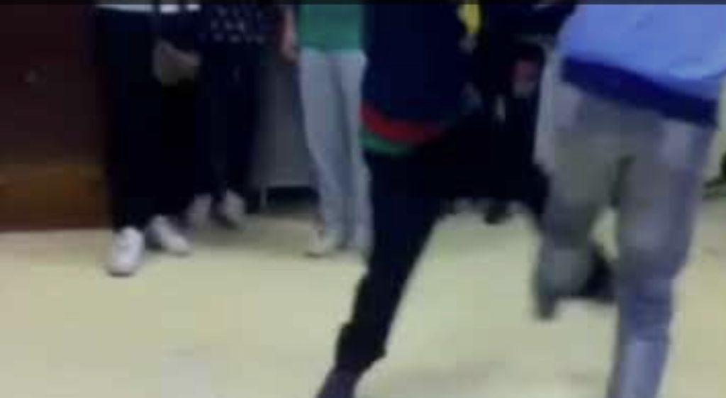 Napoli, a 10 anni picchiato in classe dal bullo, la madre denuncia: “Prof al telefono mentre lo colpiva”