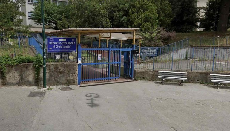 Napoli, armi a scuola: coltello nascosto nel bagno di un istituto ai Colli Aminei