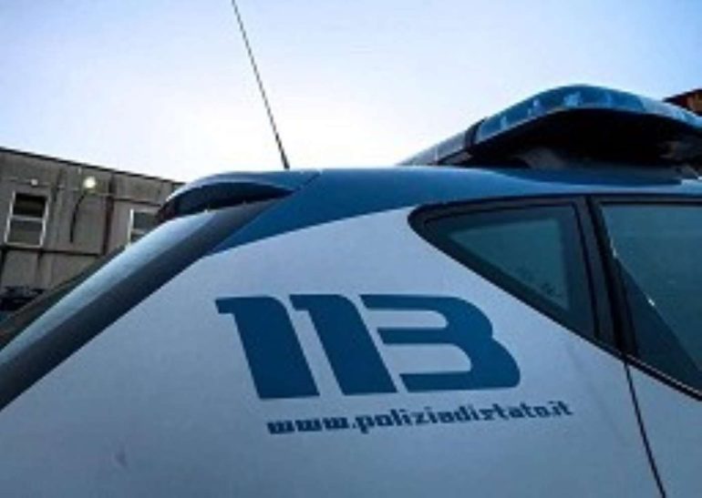 Salerno, aggredisce la moglie con un martello e tenta di strangolarla: arrestato