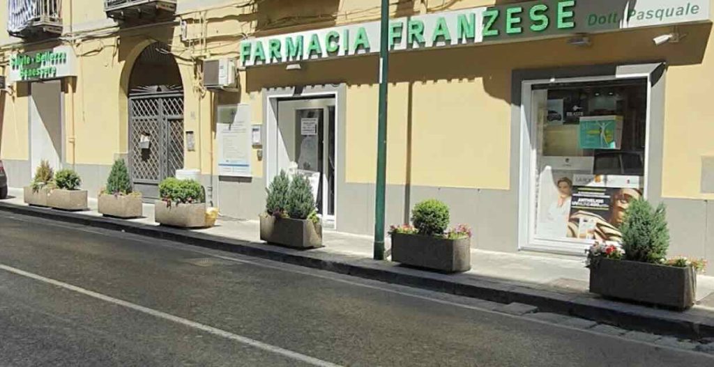 Napoli, assalto notturno in farmacia a Fuorigrotta: ladri in fuga all’arrivo dei carabinieri