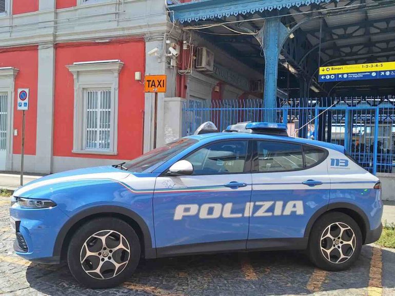 Napoli, blitz della Polizia sui treni della metropolitana: due arresti per le rapine ai passeggeri