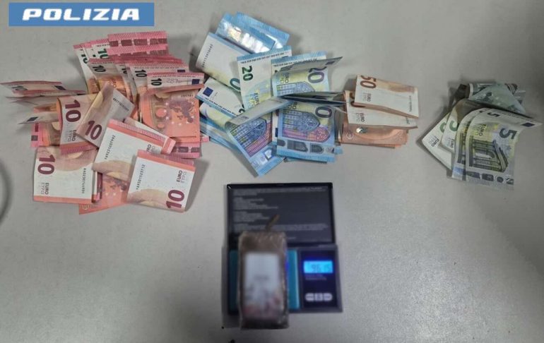 Napoli, blitz in piazza Principe Umberto: 42enne algerino arrestato con 96 grammi di hashish