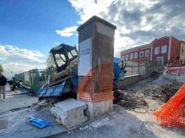 Napoli, camion fuori controllo travolge dieci auto: sfiorata la tragedia in via Santa Croce
