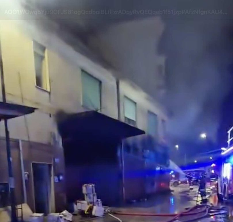 Napoli, capannone incendiato a Gianturco: ferito gravemente vigile del fuoco