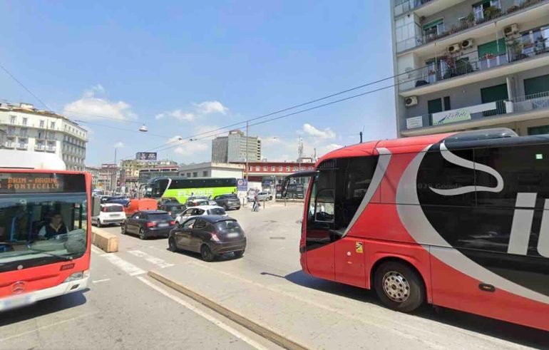 Napoli Centrale, spaccio in pieno giorno tra la folla: arrestato 30enne