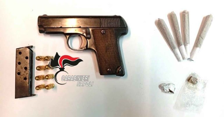 Napoli, Chiaiano: nasconde una pistola nel vano motore dell’auto. Arrestato 54enne