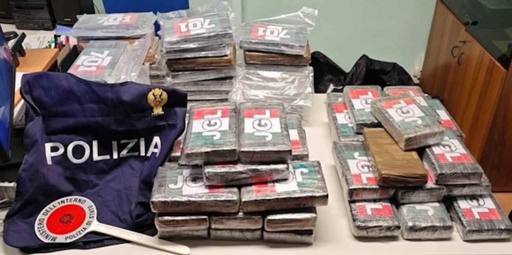Napoli, da ladro di auto a corriere della droga: fermato con 27 chili di cocaina per i clan di Scampia