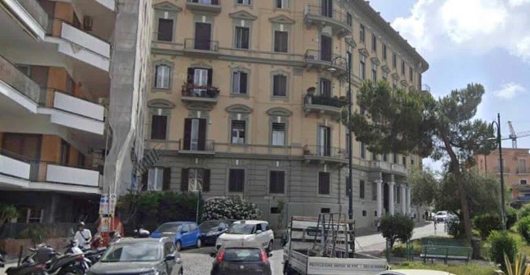 Napoli, due auto rubate al Vomero: arrestata coppia di ladri