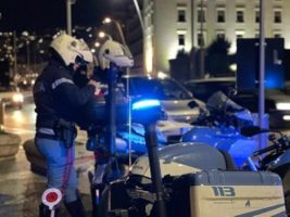Napoli, due minorenni in scooter rubato con una pistola replica: denunciati a Piazza Bellini