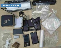 Napoli, due pusher arrestati dalla polizia nel centro storico