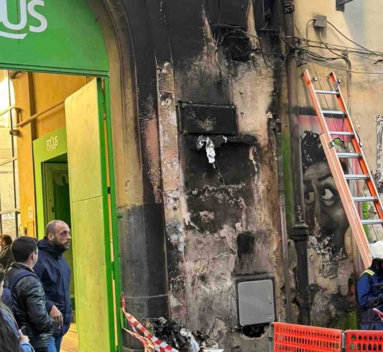 Napoli, fuochi d’artificio per un onomastico e un incendio devasta la Fondazione Foqus