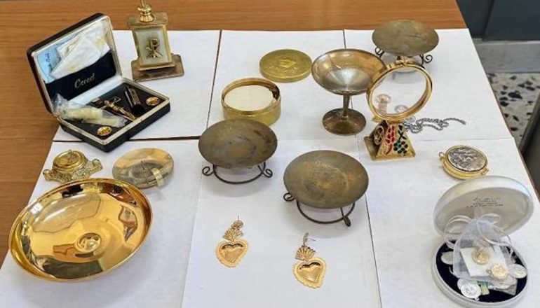 Napoli, furto in convento, il ladro tenta il “cavallo di ritorno”: arrestato