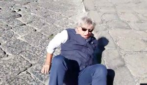 Napoli, il consigliere Attanasio cade mentre denuncia buche al Borgo Marinaro: il video virale