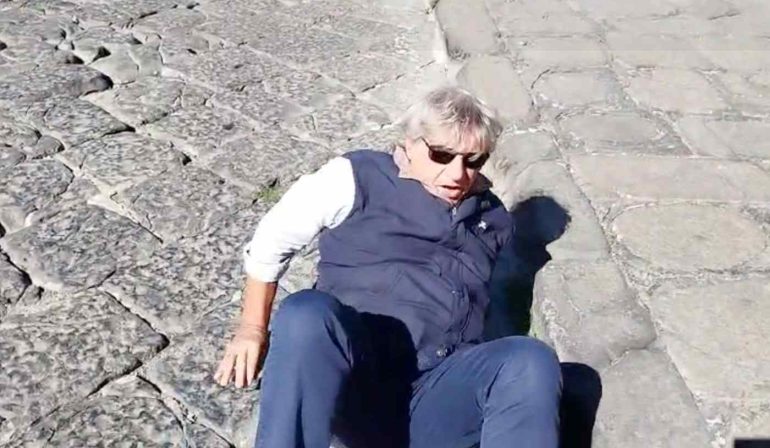 Napoli, il consigliere Attanasio cade mentre denuncia buche al Borgo Marinaro: il video virale