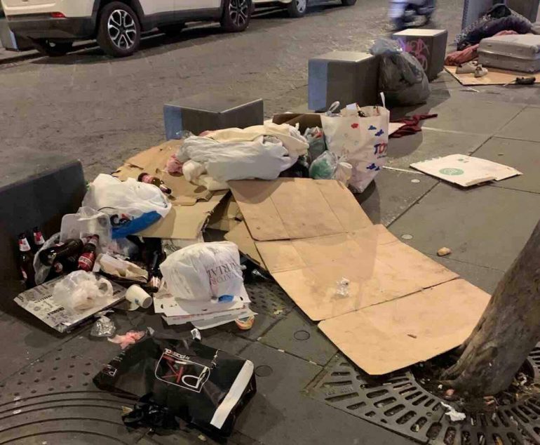 Napoli, il Duomo soffocato dal degrado: bivacchi, rifiuti e risse di fronte alla Cattedrale