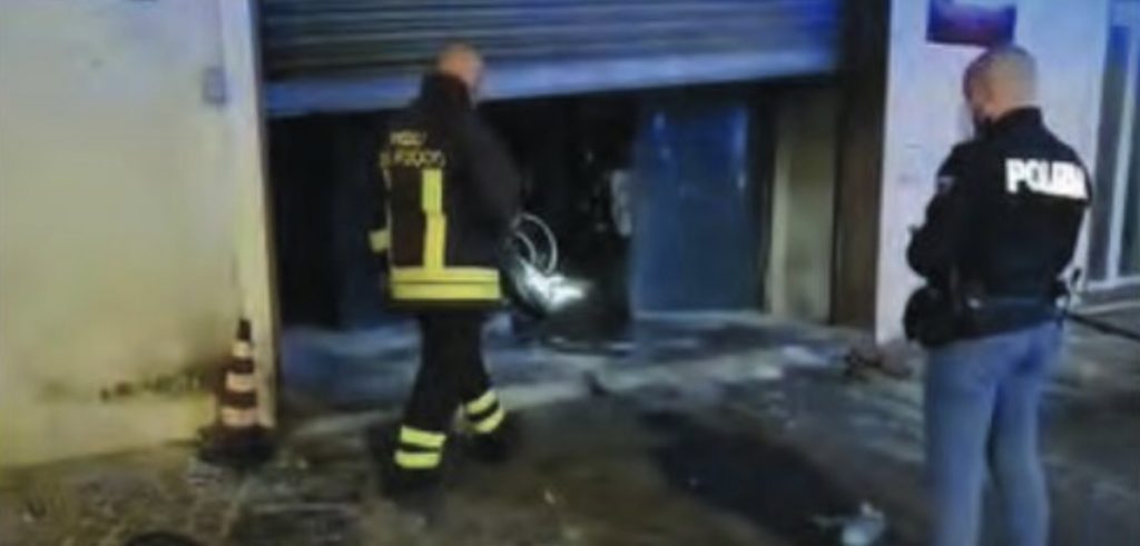 Naples, warehouse on Via Ferraris on fire: racketeering suspected
