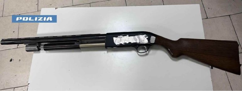 Napoli, in giro con un fucile: fermati due ragazzini di 14 e 16 anni