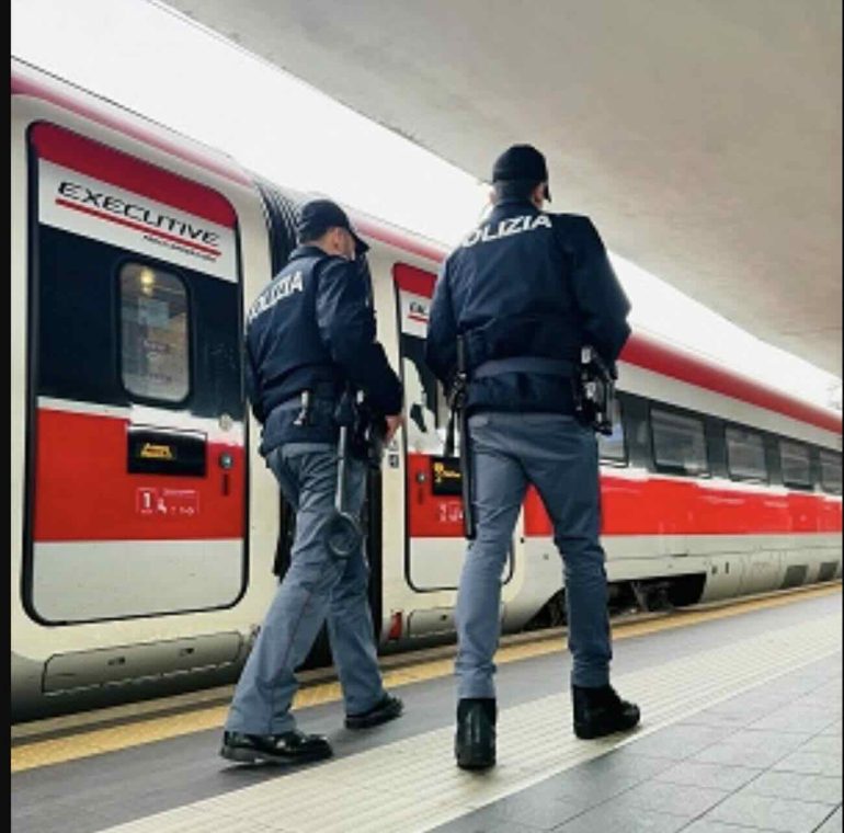 Napoli, blitz della Polizia: arrestati due ladri di zaino a Napoli Centrale