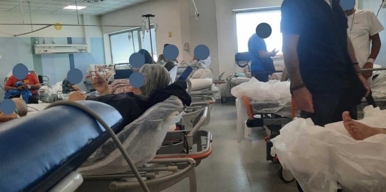 Napoli, morta legata a una barella all’Ospedale del Mare: in arrivo gli avvisi di garanzia