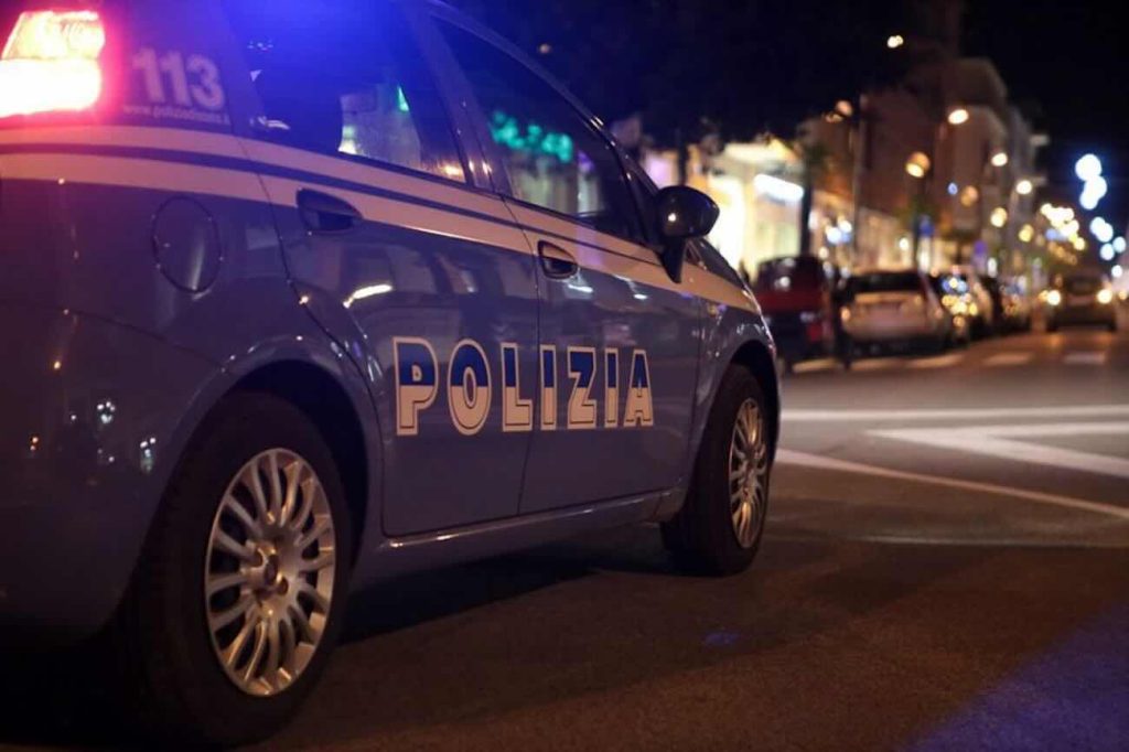 Napoli, tunisino minaccia poliziotti con coltello: arrestato in via Seripando