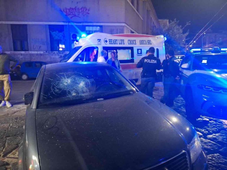 Napoli, nuova aggressione a Porta Capuana: auto distrutta, due feriti