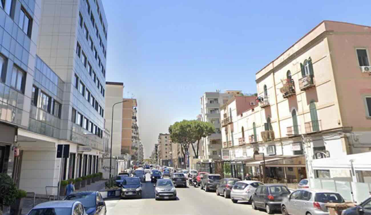 Napoli, picchia figlia