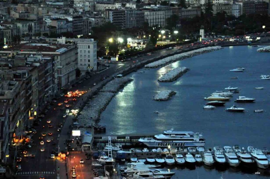 Napoli, pregiudicato devasta vetrina di un locale in via Caracciolo