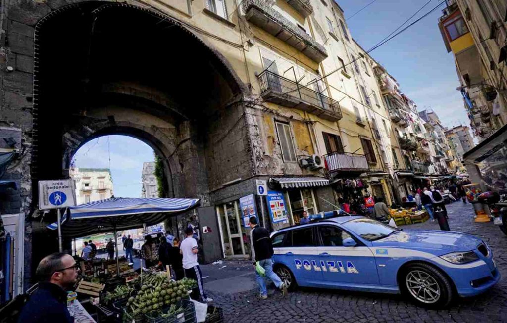 Piazza Porta Nolana, spacciatore tenta la fuga: bloccato con 96 grammi di hashish