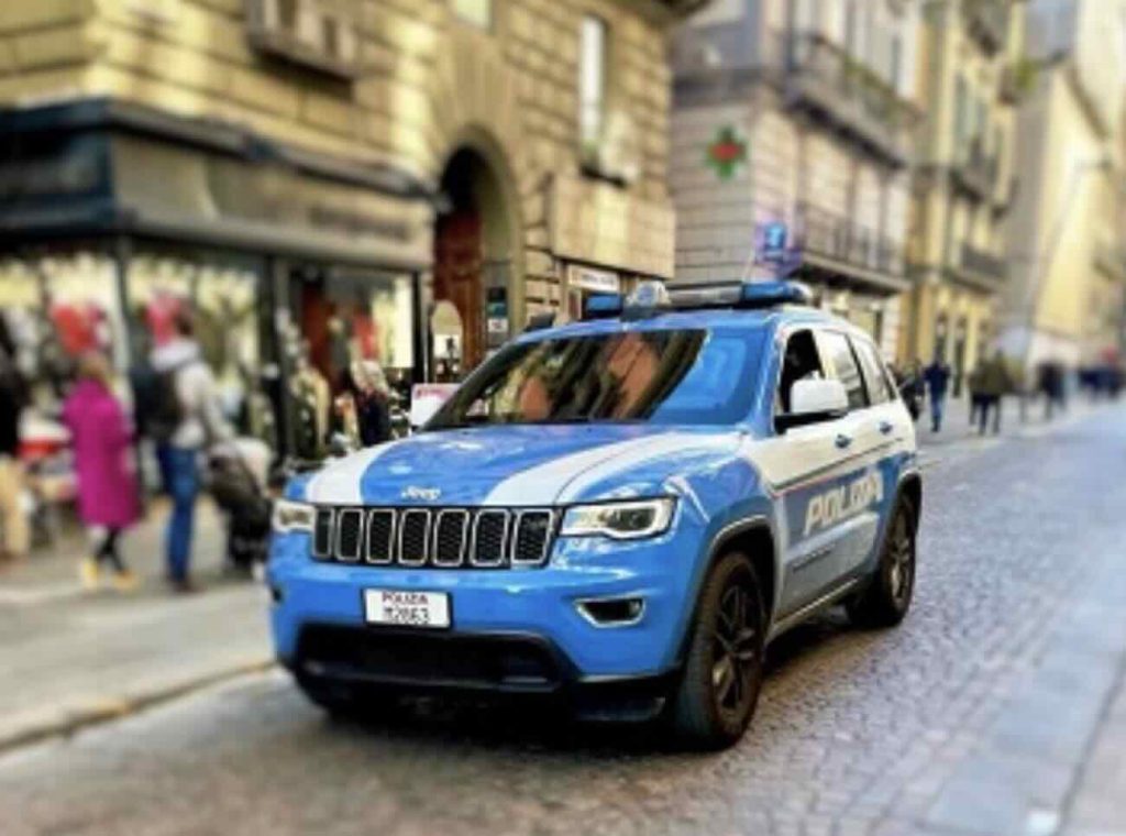 Napoli, ragazzo di 16 anni denunciato per il furto di un cellulare in via Caracciolo