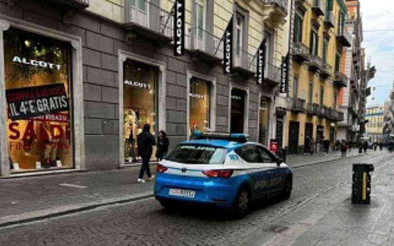 Napoli: ruba il registratore di cassa e tenta la fuga, arrestato 45enne 