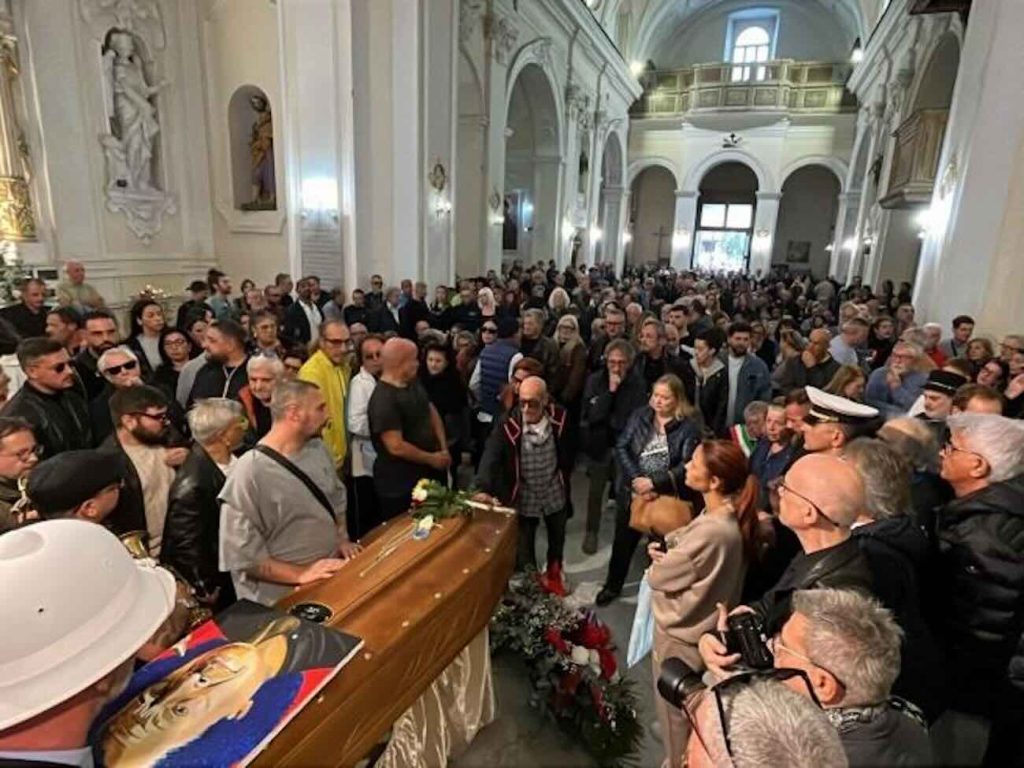 Napoli bids farewell to James Senese, a final embrace for Miano's son.