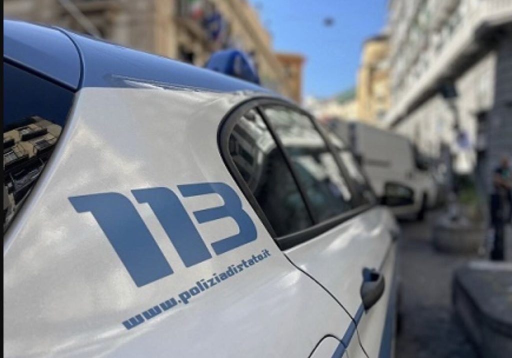 Napoli, scippa il telefono a una turista mentre fa un selfie: arrestato 34enne