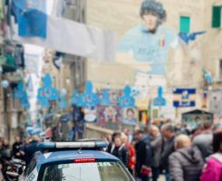 Napoli, sequestrati gadget e magliette al murale di Maradona nei Quartieri Spagnoli