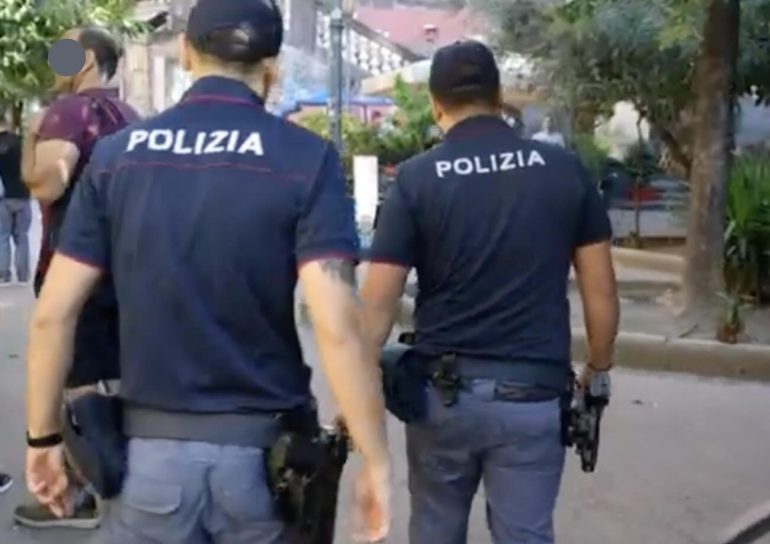 Polizia in piazza Bellini