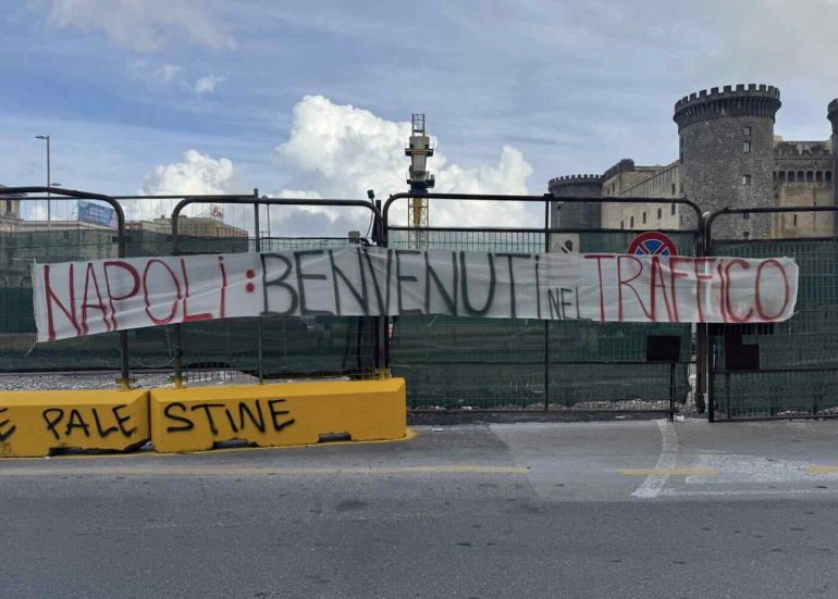 Napoli, tassisti all’attacco: “Non è guerra con i NCC, ma stop all’invasione di abusivi”