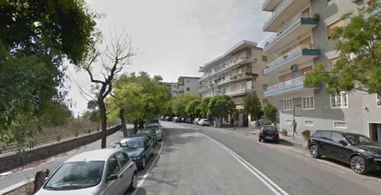 Napoli, tenta di sedare una lite e viene accoltellato: ferito 18enne in via Petrarca