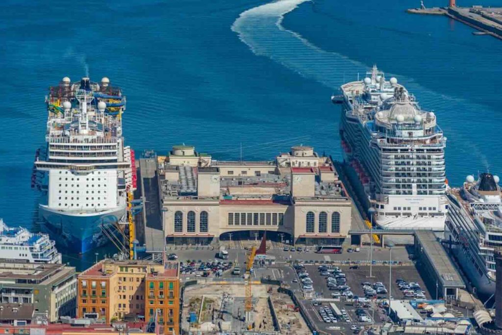 Napoli, tragedia in un ufficio del porto: un addetto alle pulizie precipita dal quinto piano