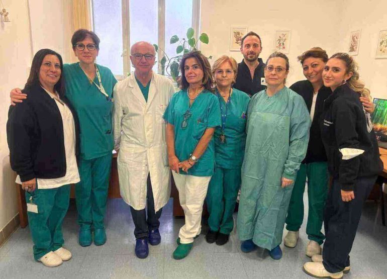Napoli, va in ospedale per un dolore al torace: i medici scoprono un tappo di bottiglia nell’esofago